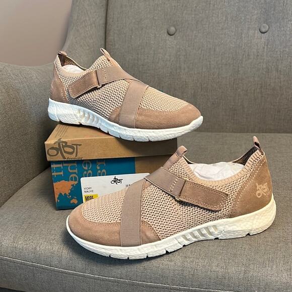 OTBT Vicky mauve new in box size 8.5 sneaker - Picture 1 of 8
